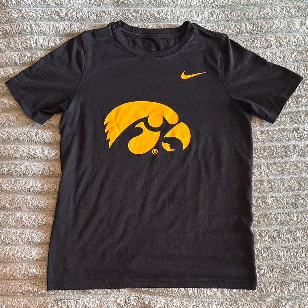 Nike Youth Iowa Hawkeyes Black Tee with Yellow Logo Size Medium Dri-Fit